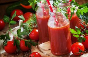 Jugo de tomate para una pérdida de peso eficaz durante una dieta.