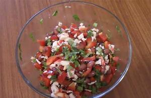 Fazolový salát: jak snadno a chutně připravit salát s červenými fazolemi