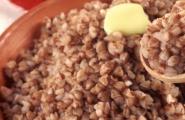 Cómo hervir trigo sarraceno desmenuzado en agua en una receta de cacerola Cómo hervir trigo sarraceno desmenuzado en agua