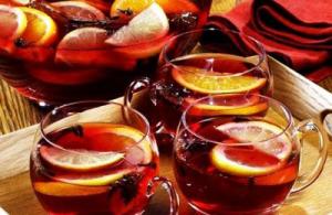 Vino caliente, ponche y otras bebidas alcohólicas calientes Receta de vino caliente con alcohol a base de jugo de cereza, manzana, uva, naranja y granada con vodka