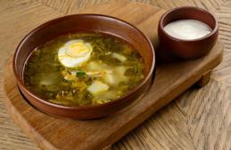 Sopa de azeda verde com ovo, frango ou carne vermelha - receita clássica com foto