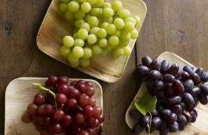 چرا خوردن انگور با هسته بهتر است؟