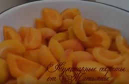 Plátky domácího meruňkového džemu